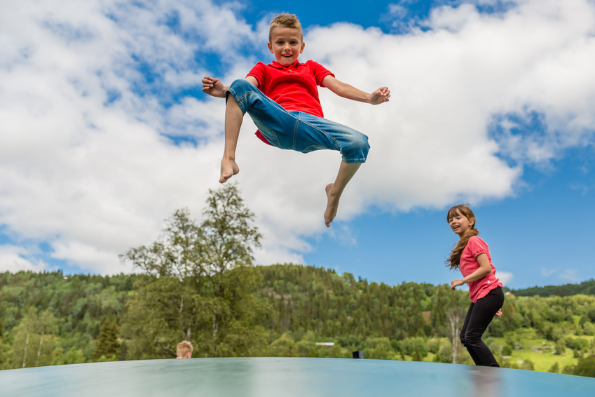 [Translate to English:] Kinder springen im Urlaub auf Trampolin