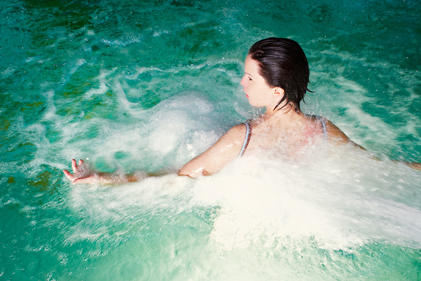 Frau badet in einer Therme
